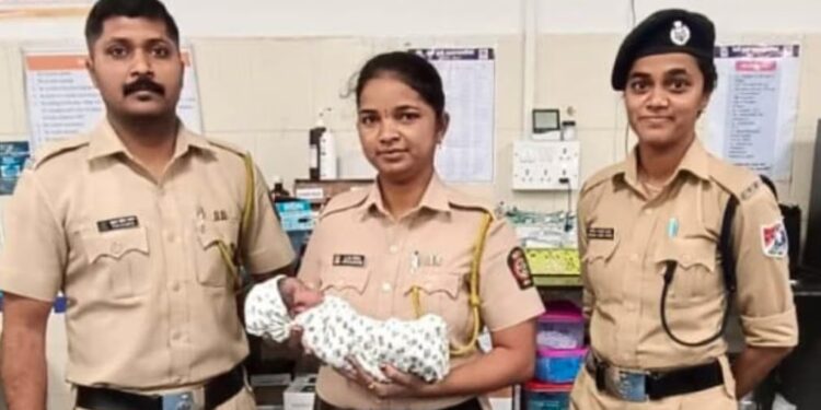 धावत्या लोकलमध्ये महिलेची प्रसूती