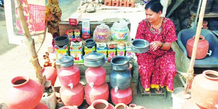 मातीच्या भांड्यांना सुगीचे दिवस