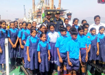 तटरक्षक दलातर्फे मुलांना जहाजाचे दर्शन