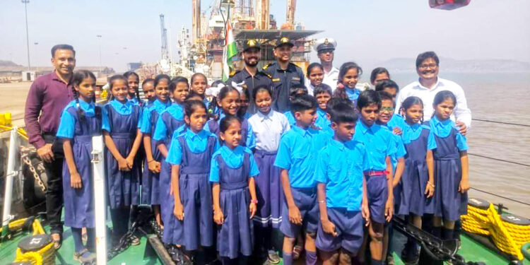 तटरक्षक दलातर्फे मुलांना जहाजाचे दर्शन