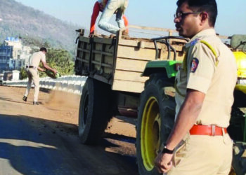 नागरिक व पोलिसांच्या सतर्कतेमुळे संभाव्य अपघात टळले