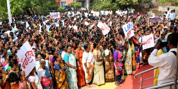 कोळी बांधवांचा आक्रोश; ‘भैय्या हटाव, एलईडी हटाव’चा नारा