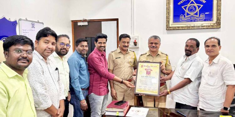 उल्लेखनीय कामगिरीबद्दल पोलीस अधिकाऱ्यांचा सन्मान