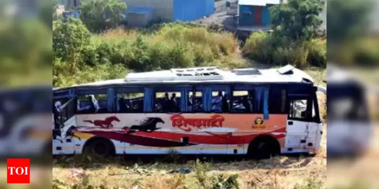 अलिबाग-स्वारगेट शिवशाहीला अपघात