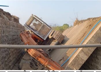 पूल भुईसपाट करताना पोकलेन कोसळली