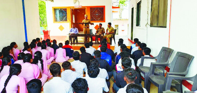 पेझारी हायस्कूलमधील विद्यार्थ्यांना पोलिसी धडे