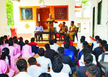 पेझारी हायस्कूलमधील विद्यार्थ्यांना पोलिसी धडे