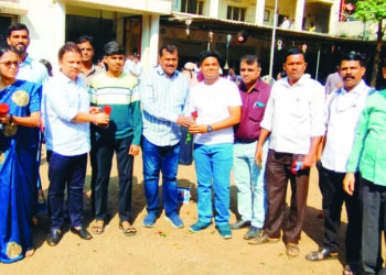 प्रीतम म्हात्रे यांच्या हस्ते विद्यार्थ्यांचे स्वागत