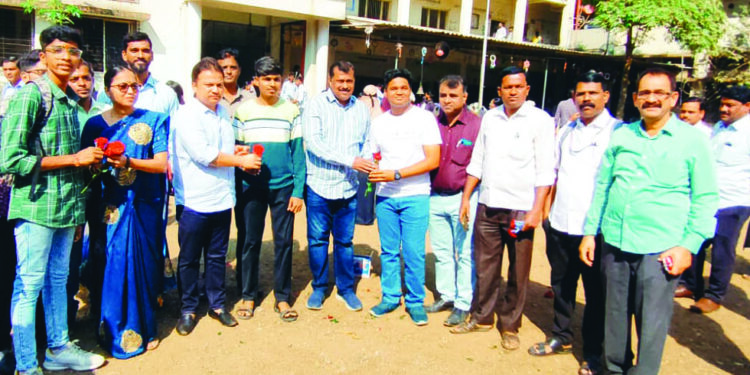 प्रीतम म्हात्रे यांच्या हस्ते विद्यार्थ्यांचे स्वागत