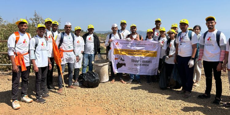 दुर्गदुर्गेश्वर रायगड येथे स्वच्छता मोहीम