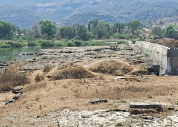 उल्हासनदीमध्ये दगडी भिंतीचे बांधकाम