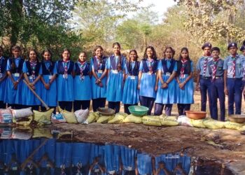 श्रमदानातून विद्यार्थ्यांनी बांधला बंधारा