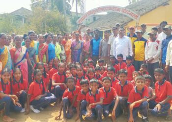 श्रमदानातून शाळेच्या इमारतीची दुरुस्ती