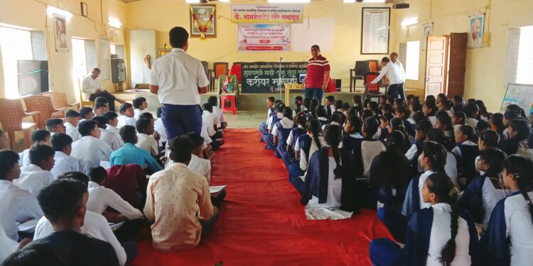 नांदगाव विद्यालयात मार्गदर्शन शिबीर