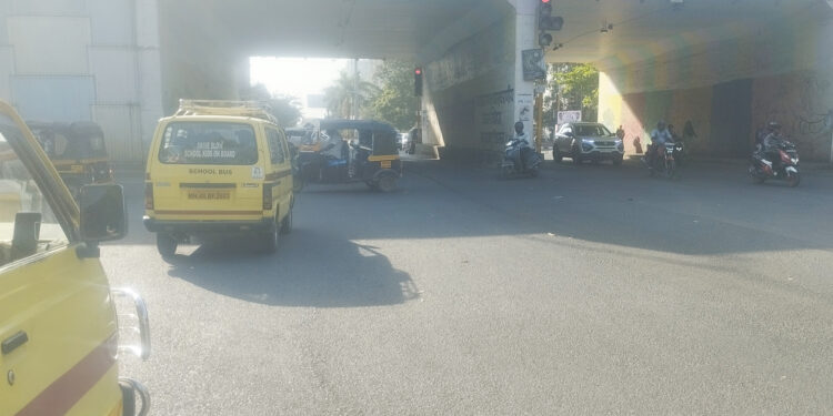 विद्यार्थ्यांची धोकादायक वाहतूक