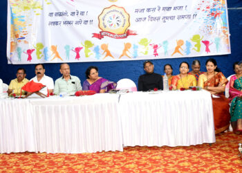 विद्यार्थ्यांना मराठी शाळेची ओढ द्यावी