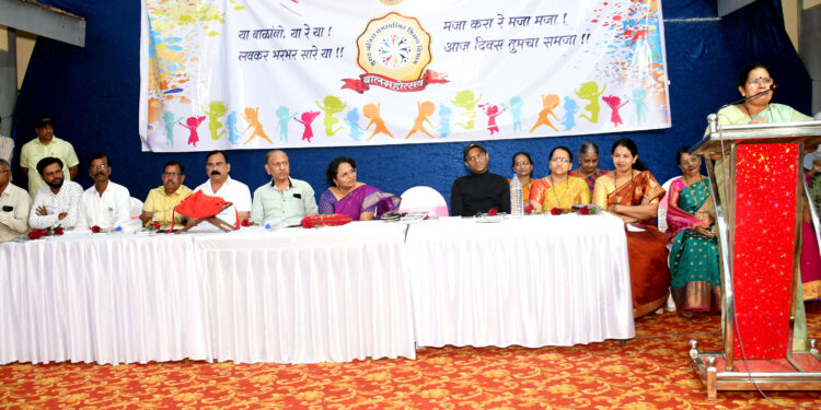 विद्यार्थ्यांना मराठी शाळेची ओढ द्यावी