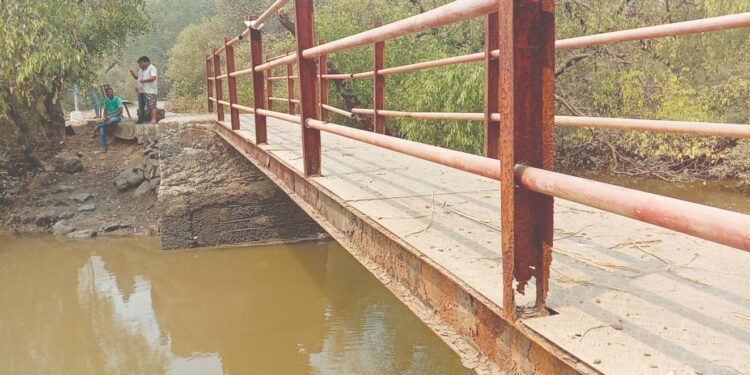 नव्या साकवांचे बांधकाम करण्यासाठी पुढाकार घ्यावाः ठाकूर