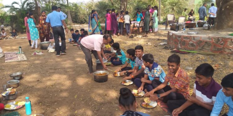 रातवडचे विद्यार्थी रमले वनभोजनात