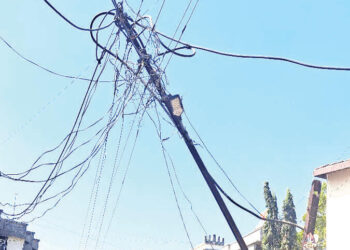 विजेच्या खांबाला अज्ञात वाहनाची धडक