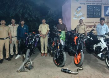 मोटारसायकल स्वारांकडून दंड वसूल