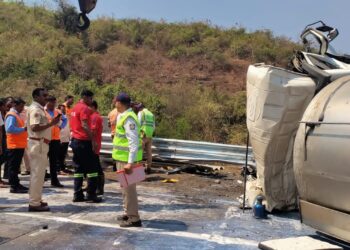 मुंबई-पुणे महामार्गावर तीन वाहनांचा विचित्र अपघात; एकाचा मृत्यू