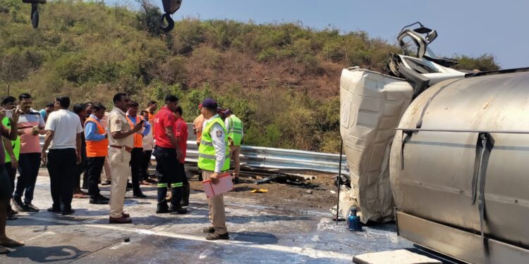 मुंबई-पुणे महामार्गावर तीन वाहनांचा विचित्र अपघात; एकाचा मृत्यू