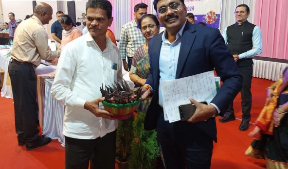 कृषी महोत्सवात लाल भेंडीने खाल्ला भाव