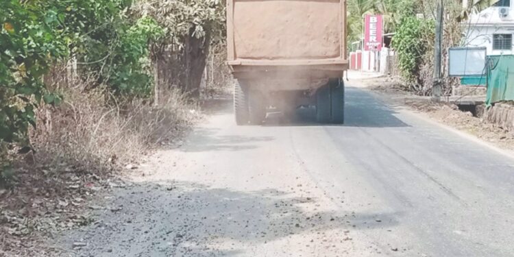 डंपरमधून पडणाऱ्या खडीने अपघाताची शक्यता