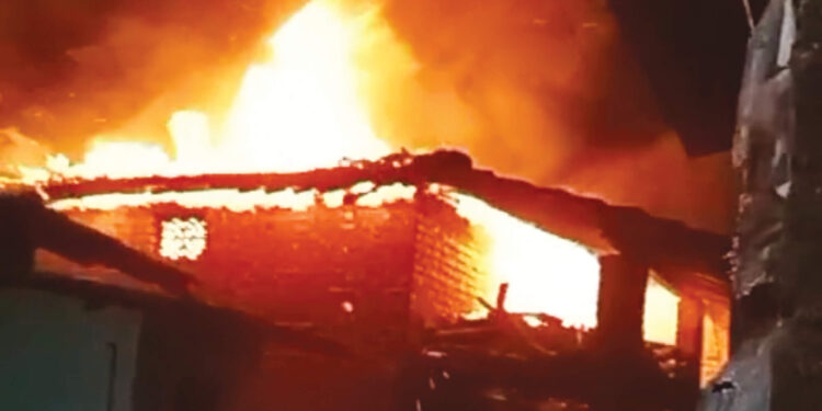 अडणाले येथे घराला आग