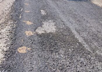 दोन दिवसात उखडला कोटींचा रस्ता