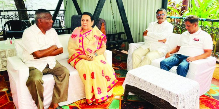 मान्यवरांकडून पाटील कुटुंबियांचे सांत्वन