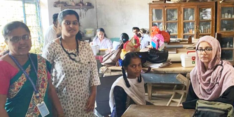 विद्यालयातील मुलींची आरोग्य तपासणी