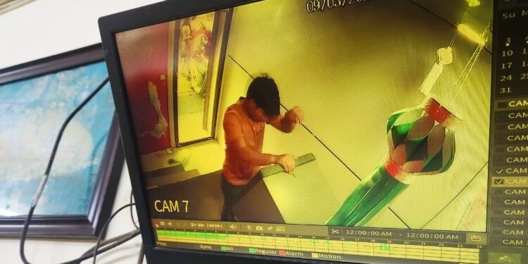 धक्कादायक! महाडमध्ये दोघांची करामत; घटना सीसीटीव्हीत कैद