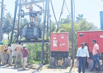 महावितरण कर्मचाऱ्यांचा जीव टांगणीला