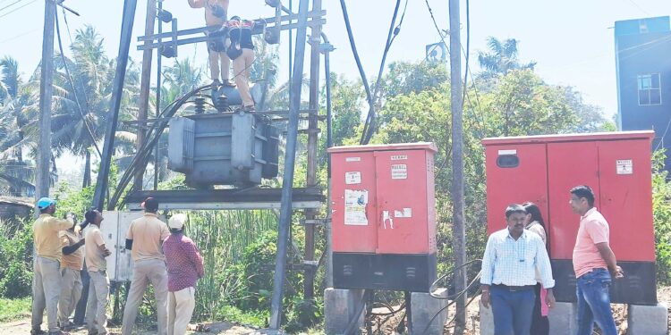 महावितरण कर्मचाऱ्यांचा जीव टांगणीला