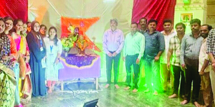 आरोग्य अधिकारी व कर्मचाऱ्यांचा सन्मान