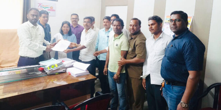 कर्मचार्‍यांचे कामबंद आंदोलन स्थगित