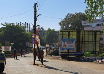 धोकादायक विजेचे खांब कधी काढणार?