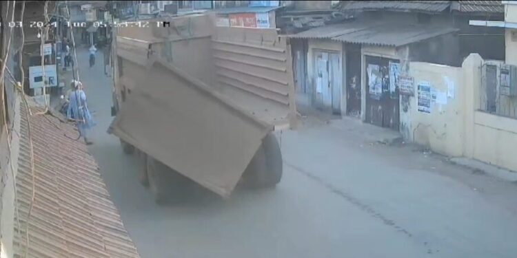 डंपरची वाहतूक ग्रामस्थांच्या जीवावर