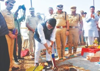 पालकमंत्र्यांचे घड्याळ मागेच