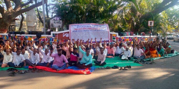 नोकरी नको, पैसा नको, आमच्या जमिनी परत करा