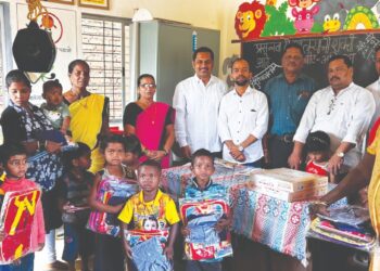 सक्षम एज्युकेशन सोसायटीतर्फे शैक्षणिक साहित्‍य वाटप