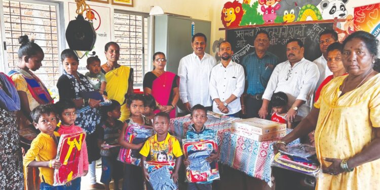 सक्षम एज्युकेशन सोसायटीतर्फे शैक्षणिक साहित्‍य वाटप