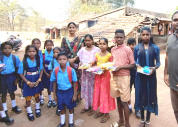 विद्यार्थ्यांना शैक्षणिक साहित्य वाटप