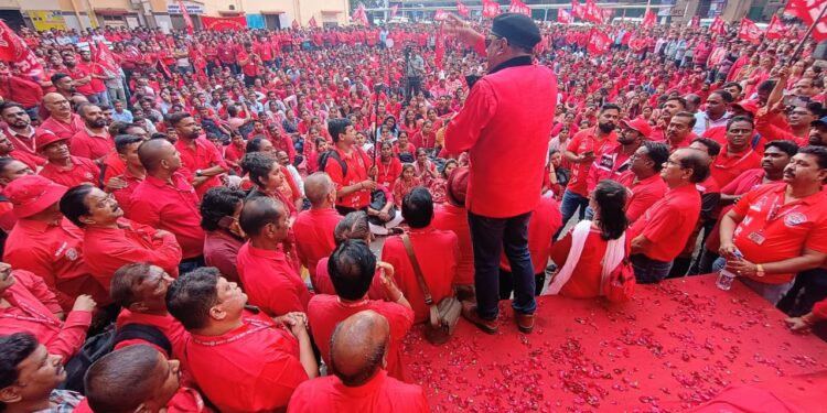 रेल्वे कामगारांचा विविध मागण्यांसाठी मोर्चा