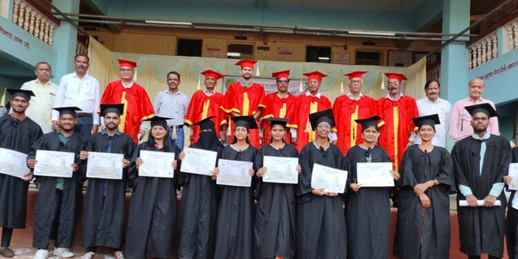 द.ग. तटकरे महाविद्यालयात पदवी प्रमाणपत्र वितरण