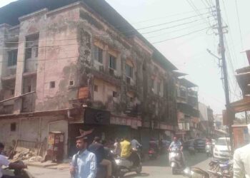 इमारतीचा भाग कोसळण्याची भीती