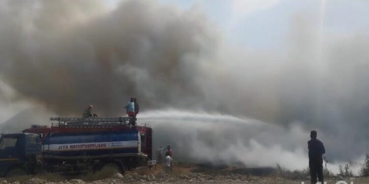 डांबराच्या गोदामाला भीषण आग