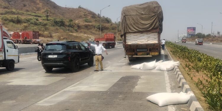 भुसा भरलेल्या गोणी रस्त्यावर